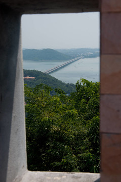 橋在河