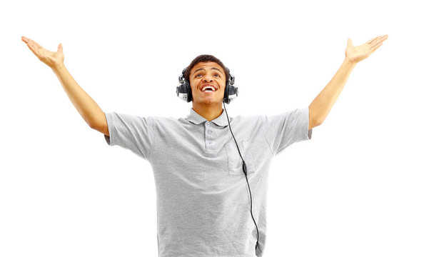 年輕快樂(lè)的人聽(tīng)音樂(lè)唱歌