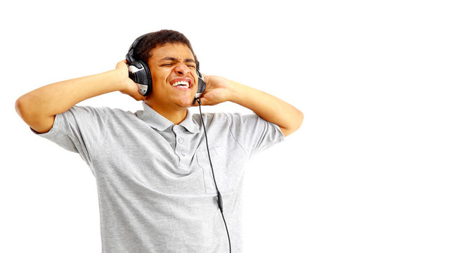 年輕快樂的人聽音樂唱歌
