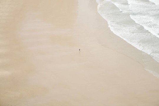 在海邊孤獨(dú)的沖浪者