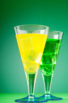帶冰的杯子里的彩色雞尾酒