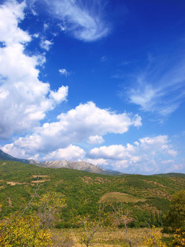 藍(lán)色渾濁的天空在群山的背景下