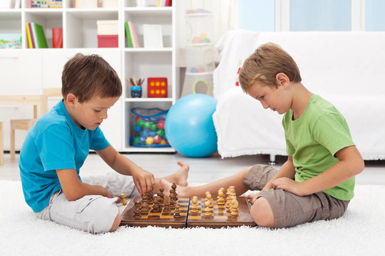 孩子們在他們的房間里下棋