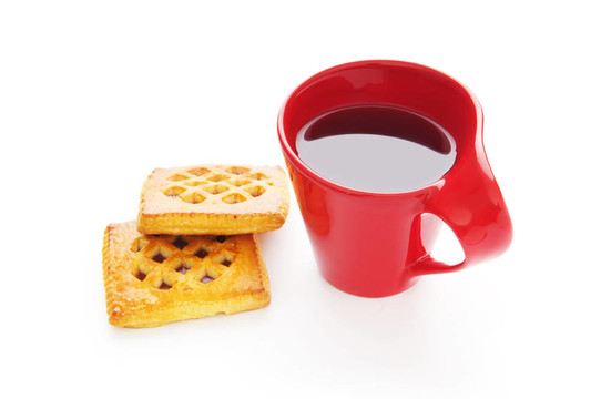 一杯茶和新鮮的餅干在桌子上