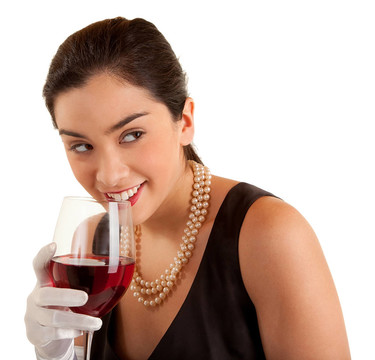 女人拿著酒杯望著側身