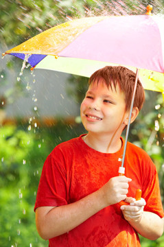雨中傘下的男孩