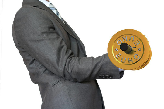 商人舉起啞鈴黃金歐元