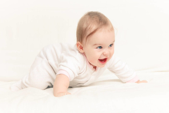 爬行的嬰兒