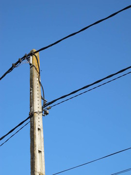藍天上電線桿上的電話電纜