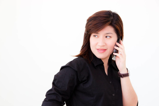 亞洲女人在電話里交談
