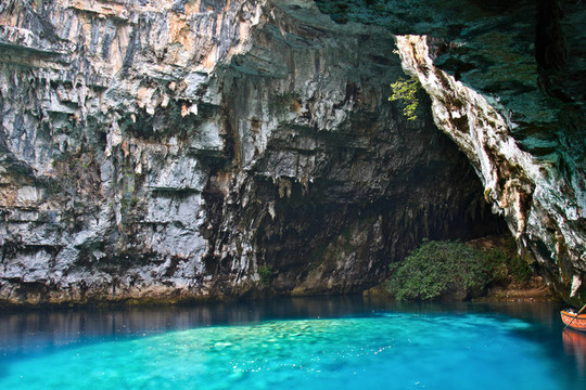 在Kefalonia melissani湖沼洞穴