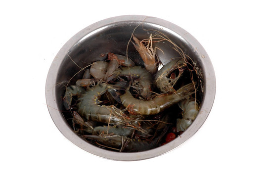 用鹽調(diào)味，羅望子在碗不銹鋼準(zhǔn)備油炸蝦原料