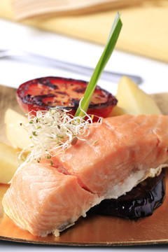 鮭魚(yú)魚(yú)片和蔬菜