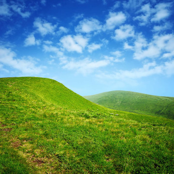 綠色的小山和藍色的天空