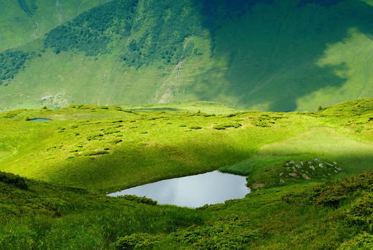 綠谷高山湖泊與陰影