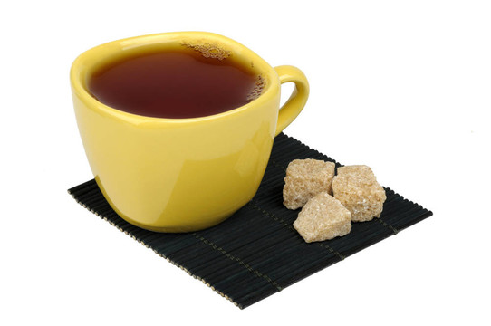 在墊子上的茶和甘蔗