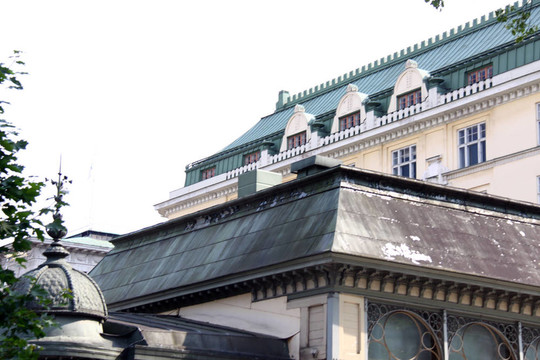 在美好的秋日里后院的城市住宅建筑