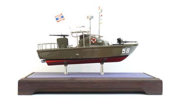 戰(zhàn)艦?zāi)Ｐ凸铝⒃诎咨尘? style=