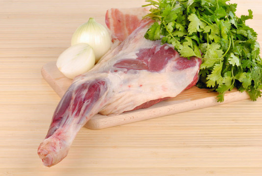 生羊肉用洋蔥和香料