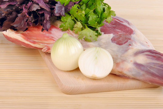生羊肉用洋蔥和香料