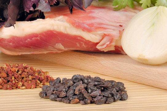 生羊肉用洋蔥和香料