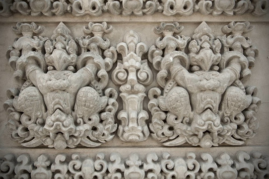 泰國風(fēng)格的手工雕刻在寺廟墻上
