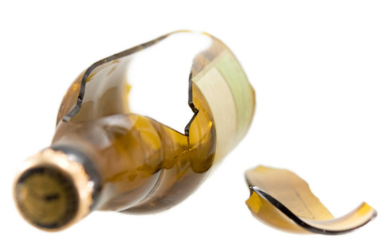 破碎的啤酒瓶