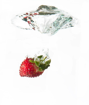Strawberry掉進水飛濺