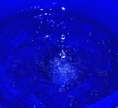 水滴在藍(lán)色的背景