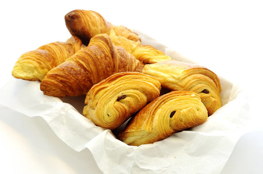 一個(gè)白色的美味的法國(guó)面包店。牛角包；巧克力。