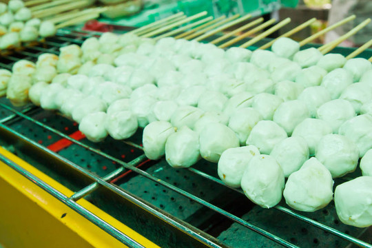 肉丸烤在金屬爐傾斜