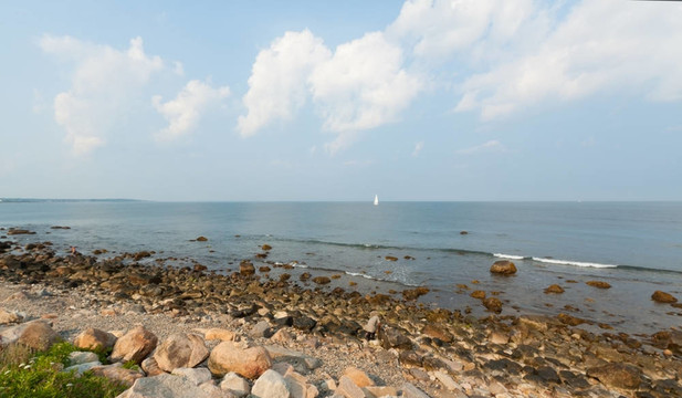美麗的Atlantic東部海岸的海景和多巖石的海岸。
