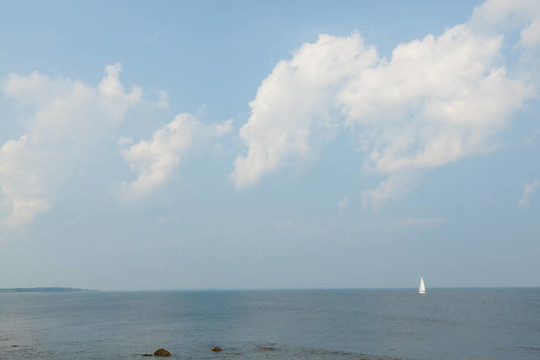 美麗的Atlantic東部海岸的海景和多巖石的海岸。