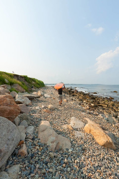 大西洋海岸多巖石的海岸沖浪。
