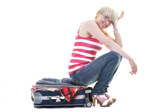 帶旅行袋的女人