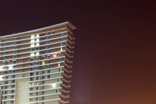 現代高層建筑在夜間照明