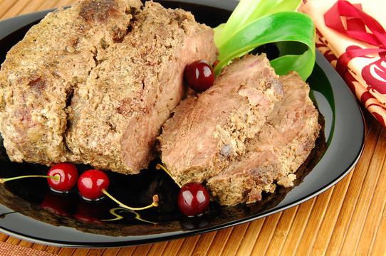 烤牛肉多汁的肉；