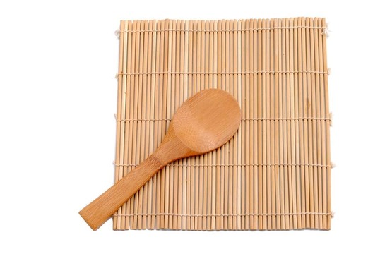 木勺子在竹餐墊