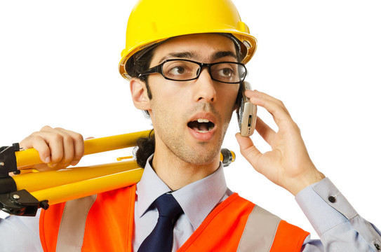 帶硬帽的年輕建筑工人