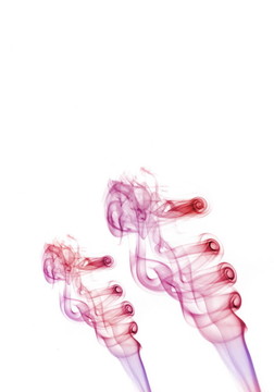 白色背景上的彩色煙霧