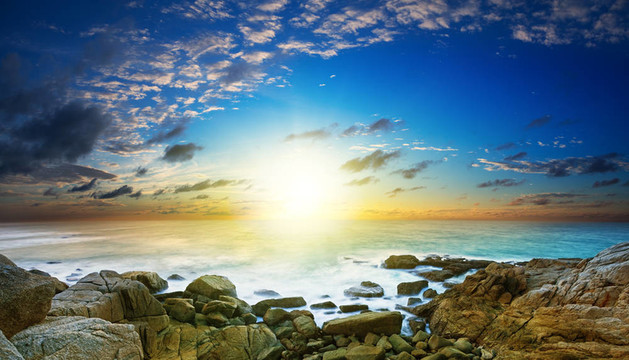 海上日落。長曝光鏡頭；全景合成。