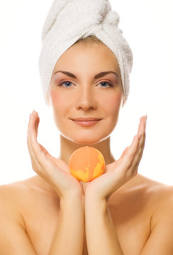 美麗的年輕女子與芳香浴球分離白色背景