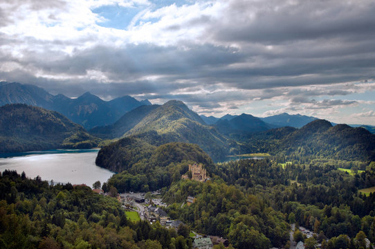 Castle Hohenschwangau與背景中的阿爾卑斯
