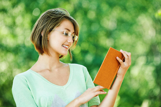 年輕女子眼鏡閱讀書