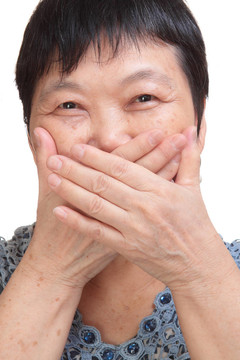 覆蓋著她的嘴的老婦人
