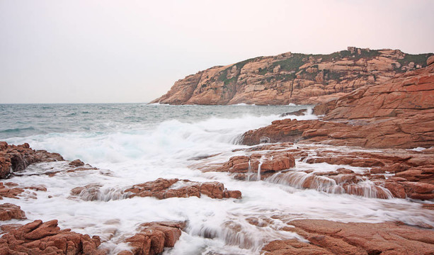 巖石的海岸和模糊的水