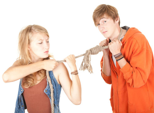 夫婦沖突-年輕女子拉男人的繩子，白色背景