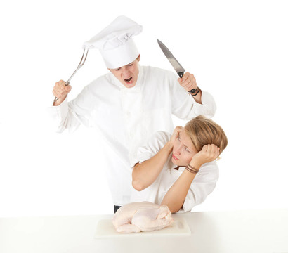 廚師團(tuán)隊在白色制服準(zhǔn)備生雞肉；系列