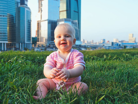 大城市里的小嬰兒