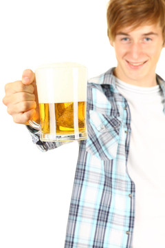 人喝一杯冰涼的啤酒